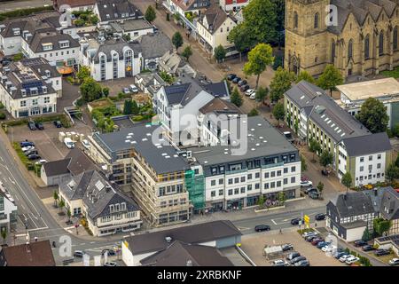 Luftbild, Rathaus Stadtverwaltung, Baustelle im Stadtzentrum mit Neubau Wohngebäude an der Hauptstraße, Warstein, Sauerland, Nordrhein-Westfalen, Deutschland ACHTUNGxMINDESTHONORARx60xEURO *** vue aérienne, mairie administration municipale, chantier de construction dans le centre-ville avec un nouveau bâtiment résidentiel sur la rue principale, Warstein, Sauerland, Rhénanie du Nord-Westphalie, Allemagne ATTENEUTIONXRHONXRHONORXRMILXORHONXRO Banque D'Images