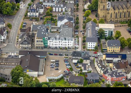 Luftbild, Rathaus Stadtverwaltung, Baustelle im Stadtzentrum mit Neubau Wohngebäude an der Hauptstraße, Warstein, Sauerland, Nordrhein-Westfalen, Deutschland ACHTUNGxMINDESTHONORARx60xEURO *** vue aérienne, mairie administration municipale, chantier de construction dans le centre-ville avec un nouveau bâtiment résidentiel sur la rue principale, Warstein, Sauerland, Rhénanie du Nord-Westphalie, Allemagne ATTENEUTIONXRHONXRHONORXRMILXORHONXRO Banque D'Images