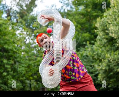 L'artiste et jongleur Wes Peden répétant pour son spectacle Edinburgh Festival Fringe, Édimbourg, Écosse, Royaume-Uni Banque D'Images