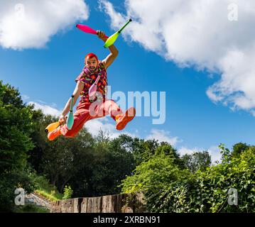 L'animateur et jongleur Wes Peden répétant pour son Edinburgh Festival Fringe show jongleur clubs, Édimbourg, Écosse, Royaume-Uni Banque D'Images