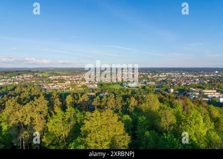 Villingen-Schwenningen, vue sur Villingen depuis la tour d'observation Wanne à Schwarzwald (Forêt Noire), Bade-Württemberg, Allemagne Banque D'Images