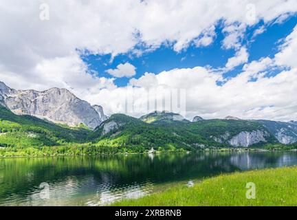 Grundlsee, lac Grundlsee, prairie fleurie, Villa Roth (Château de Grundlsee), Totes de montagne Gebirge in Ausseerland, Salzkammergut, Styrie, Autriche Banque D'Images