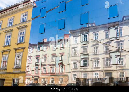 Graz, maison Stadthaus Ballhausgasse, façade miroir en tôle d'acier inoxydable poli dans la région de Graz, Styrie, Autriche Banque D'Images