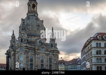 La Frauenkirche est une église baroque protestante-luthérienne et le bâtiment monumental déterminant du Neumarkt. Lever de soleil romantique dans la vieille ville de Dresde, Saxe, Allemagne Banque D'Images