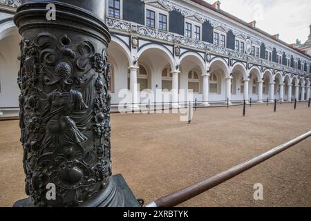 Le Stallhof faisait partie du palais résidentiel et a servi de lieu pour les grands tournois équestres. Architecture historique en blanc. Prise le matin à Dresde, Saxe, Allemagne Banque D'Images