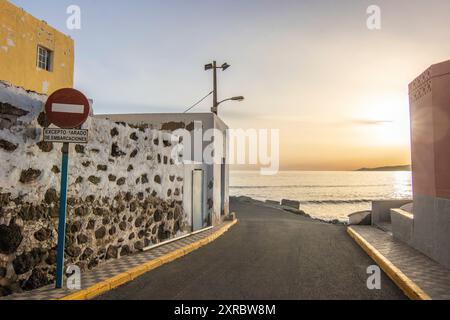 Vieux village, maisons en blanc. Flair méditerranéen sur l'Atlantique. Style architectural typique à Tarajalejo, Fuerteventura, Îles Canaries, Espagne Banque D'Images