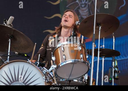 Williamscot, Royaume-Uni. 09 août 2024. Le batteur Luka van de Poel avec le groupe de blues rock psychédélique DeWolff, originaire de la province néerlandaise du Limbourg, se produisant sur scène à la Cropredy Convention de Fairport. Crédit : SOPA images Limited/Alamy Live News Banque D'Images