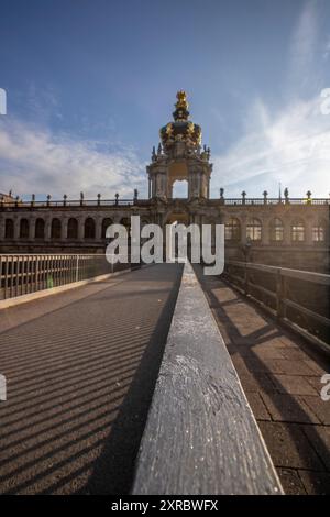 Le Zwinger de Dresde, un point de repère de l'architecture baroque. Bâtiment historique dans le style d'un palais. Porte de la couronne au lever du soleil le matin dans la ville de Dresde, Saxe, Allemagne Banque D'Images