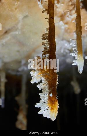 Gisements minéraux dans une grotte de stalactites Banque D'Images