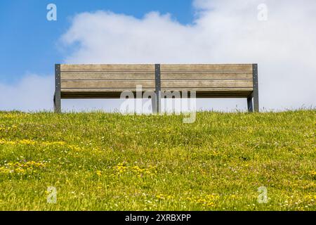 Un banc sur la digue de Friedrichskoog-Spitze, mer du Nord, Friedrichskoog, Schleswig-Holstein, Allemagne Banque D'Images