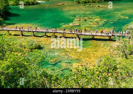 Touristes sur le pont piétonnier sur la rivière Krka dans le parc national de Krka, Croatie, Europe Banque D'Images