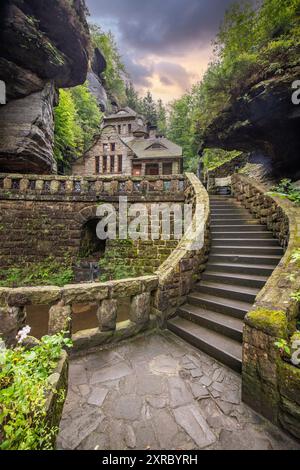 L'ancienne centrale au gaz construite en pierre solide dans une gorge rocheuse. Nature pure dans la région de Hrensko, Parc National de la Suisse Bohême, ustecky kraj, République tchèque Banque D'Images