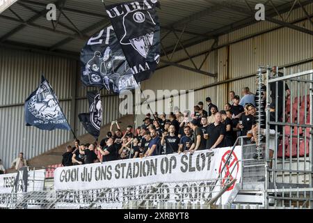 HELMOND, 09-08-2024, Stadion de Braak, Stadium of Helmond Sport, Néerlandais KeukenKampioen Divisie saison de football 2023/2024. Helmond Sport - Jong Utrecht. Utrecht supporters avant le match Helmond Sport - Jong Utrecht . Banque D'Images