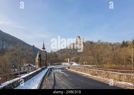 Beau paysage en hiver avec de la glace et de la neige. Cascade de la rivière Eltz près du château de Pyrmont, le Country inn Pyrmonter Mühle directement sur un lac, pont historique en Rhénanie-Palatinat, Allemagne Banque D'Images