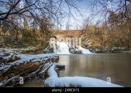 Beau paysage en hiver avec de la glace et de la neige. Cascade de la rivière Eltz près du château de Pyrmont, le Country inn Pyrmonter Mühle directement sur un lac, pont historique en Rhénanie-Palatinat, Allemagne Banque D'Images