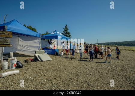 Des bénévoles de la Surfrider Foundation, une organisation qui protège notre océan, nos vagues et nos plages pour tous, lors d’un nettoyage de plage à Purdy Sand SP Banque D'Images