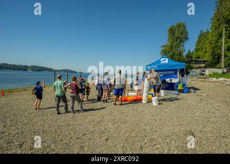 Des bénévoles de la Surfrider Foundation, une organisation qui protège notre océan, nos vagues et nos plages pour tous, lors d’un nettoyage de plage à Purdy Sand SP Banque D'Images