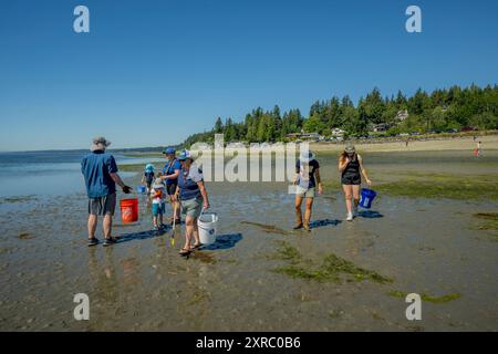 Des bénévoles de la Surfrider Foundation, une organisation qui protège notre océan, nos vagues et nos plages pour tous, lors d’un nettoyage de plage à Purdy Sand SP Banque D'Images