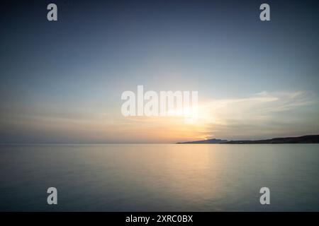 Coucher de soleil avec vue sur la mer sur une côte rocheuse aux couleurs chaudes, paysage sur la plage de Tarajalejo à Fuerteventura, îles Canaries, Espagne. Banque D'Images