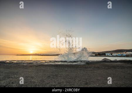 Coucher de soleil avec vue sur la mer sur une côte rocheuse aux couleurs chaudes, paysage sur la plage de Tarajalejo à Fuerteventura, îles Canaries, Espagne. Banque D'Images