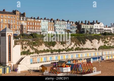 Angleterre, Kent, Broadstairs, Viking Bay Beach, Victoria Parade Skyline et Beach Huts Banque D'Images