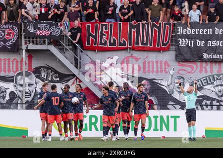 HELMOND, 09-08-2024, Stadion de Braak, Stadium of Helmond Sport, Néerlandais KeukenKampioen Divisie saison de football 2023/2024. Helmond Sport - Jong Utrecht. Utrecht célébrant pendant le jeu Helmond Sport - Jong Utrecht. Banque D'Images
