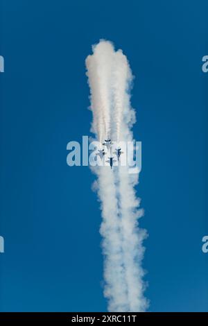 Quatre Blue Angels F/A-18 Hornets pilotent le Diamond Roll (quatre avions en formation), faisant un roulis de 360 degrés en une seule unité, volant à 400 mph au-dessus de la Banque D'Images