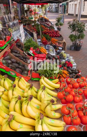 Angleterre, Kent, Deal, High Street fruit Shop affichage de bananes et tomates Banque D'Images