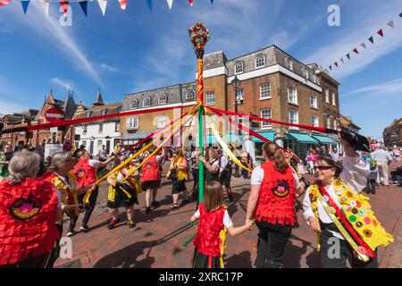 Angleterre, Kent, Rochester, participants au Festival annuel des balayages, Morris Dancers et Maypole Banque D'Images