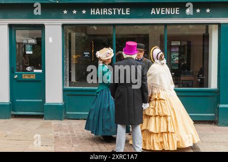 Angleterre, Kent, Rochester, les gens habillés en costume de l'époque victorienne au Festival annuel de Dickens Banque D'Images