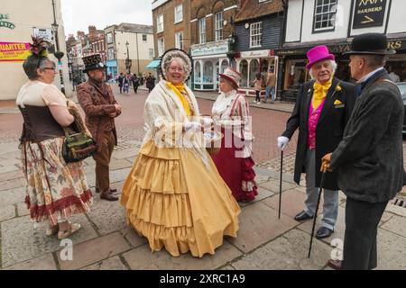 Angleterre, Kent, Rochester, Festival de Dickens, les gens habillés en costume de l'époque victorienne dans le Festival annuel de Dickens Banque D'Images