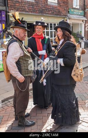 Angleterre, Kent, Rochester, Festival annuel des balayages, les gens habillés dans des vêtements de balayages traditionnels Banque D'Images