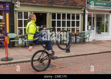 Angleterre, Kent, Rochester, cycliste anti-social sur Rochester High Street Banque D'Images