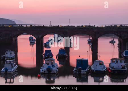 Angleterre, Kent, Folkestone, Folkestone Harbour au lever du soleil Banque D'Images