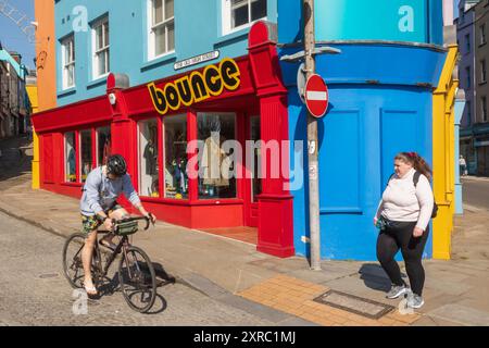 Angleterre, Kent, Folkestone, Creative Quarter, boutiques et bureaux colorés Banque D'Images