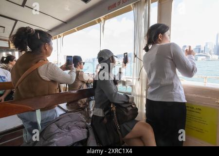 Chine, Hong Kong, île de Hong Kong, Star Ferry, passagers prenant des photos depuis le pont des navires Banque D'Images