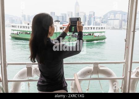 Chine, Hong Kong, île de Hong Kong, le Star Ferry, passager prenant la photo du pont des navires Banque D'Images