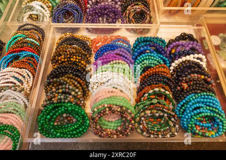 Chine, Hong Kong, Hong Kong Island, Soho, Hollywood Road, Cat Street, Upper Lascar Row Antique Street Market, exposition de marchandises colorées Banque D'Images