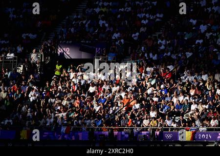 Paris, France. 09 août 2024. Des supporters photographiés lors de la compétition d’athlétisme aux Jeux Olympiques de Paris 2024, le vendredi 09 août 2024 à Paris, France. Les Jeux de la XXXIIIe Olympiade se déroulent à Paris du 26 juillet au 11 août. La délégation belge compte 165 athlètes en compétition dans 21 sports. BELGA PHOTO DIRK WAEM crédit : Belga News Agency/Alamy Live News Banque D'Images