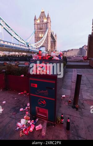 Angleterre, Londres, Southwark, débordant Southwark Council Litter Bin avec Tower Bridge en arrière-plan Banque D'Images