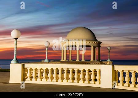 Angleterre, East Sussex, Bexhill-on-Sea, le Pavillon de la Warr la nuit Banque D'Images