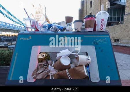 Angleterre, Londres, Southwark, débordant Southwark Council Litter Bin avec Tower Bridge en arrière-plan Banque D'Images