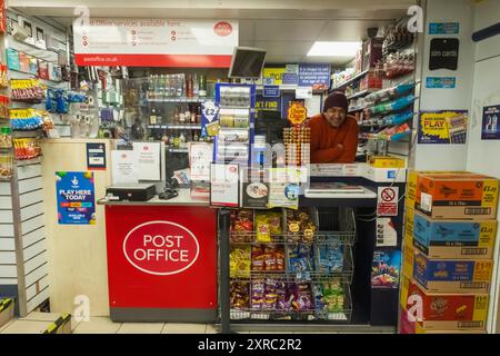 Angleterre, Londres, Mini magasin et bureau de poste typiquement asiatiques Banque D'Images