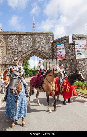 L'Angleterre, West Sussex, Arundel, Château d'Arundel, Chevaliers à cheval en face de l'entrée du Château Banque D'Images