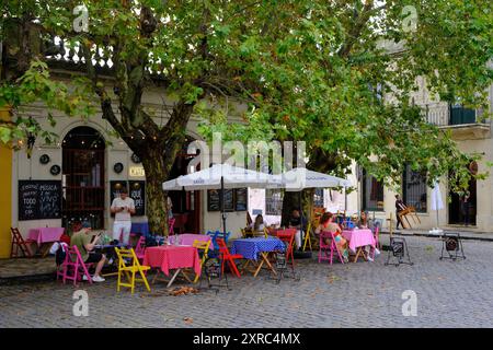 Café de rue, vieille ville, Colonia del Sacramento, Colonia, Uruguay Banque D'Images