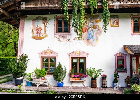 Ancienne ferme dans la vallée tyrolienne de Leutasch avec des fresques Banque D'Images