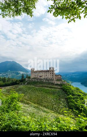 Vue sur le château CLES et le lac Santa Giustina. Europe, Italie, Trentino Tyrol du Sud, non vallée, Trento province, CLES Banque D'Images