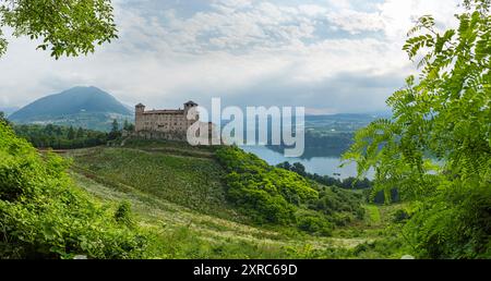 Vue panoramique sur le château de CLES. Europe, Italie, Trentino Tyrol du Sud, non vallée, Trento province, CLES Banque D'Images