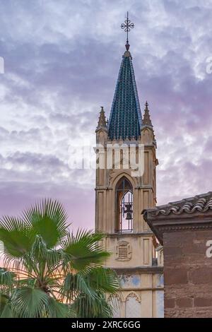 Andujar, Province de Jaen, Andalousie, Espagne. Clocher d'une église espagnole au coucher du soleil. Banque D'Images