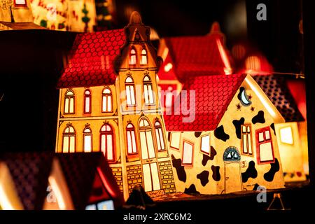 Stand de vente de Noël avec maisons de papier Banque D'Images